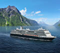 Het schip de Rotterdam van Holland America Line aan het varen tussen 2 bergen